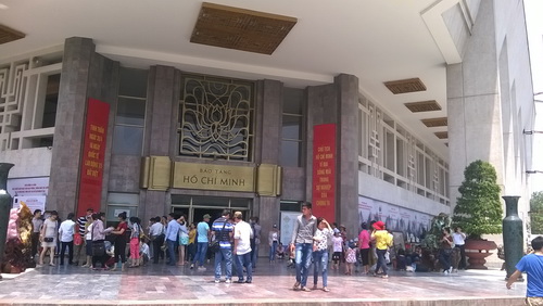 Hà Nội phố vắng, điểm vui chơi đông nghẹt ảnh 6